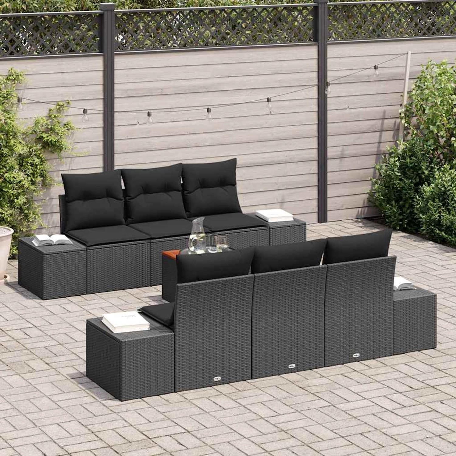 7-teiliges Garten-Sofa-Set aus Polyrattan und Akazie in Schwarz mit Kissen.