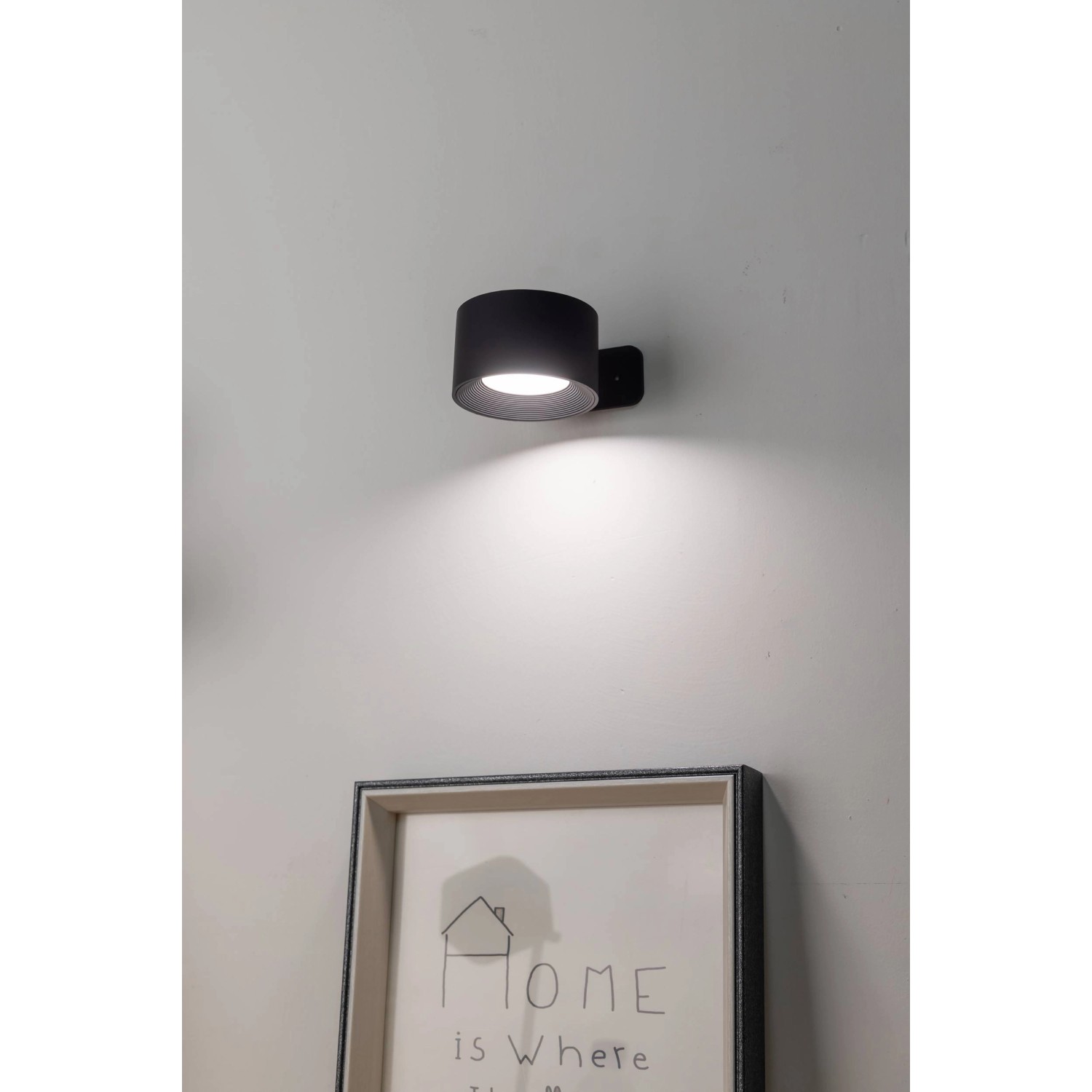 Schwarze EGLO LED Wandleuchte MURAGLIE mit Touch-Dimmer und Akku.