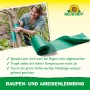 Neudorff Raupen- und Ameisenleimring, 3 m Rolle. Frau bringt den Leimring am Baum an.