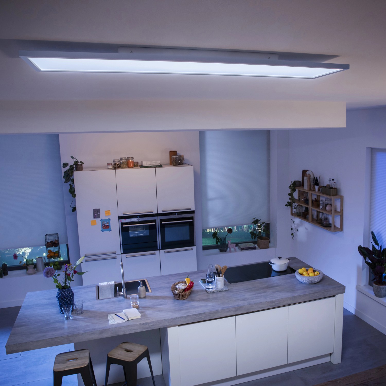 Rechteckige Philips Hue Aurelle LED Deckenleuchte (120x30 cm) in einer modernen Küche.