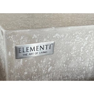 Detailaufnahme: Elementi Gasfeuerstelle Raung in Beton-Optik Grau, Faserbeton mit Logo.