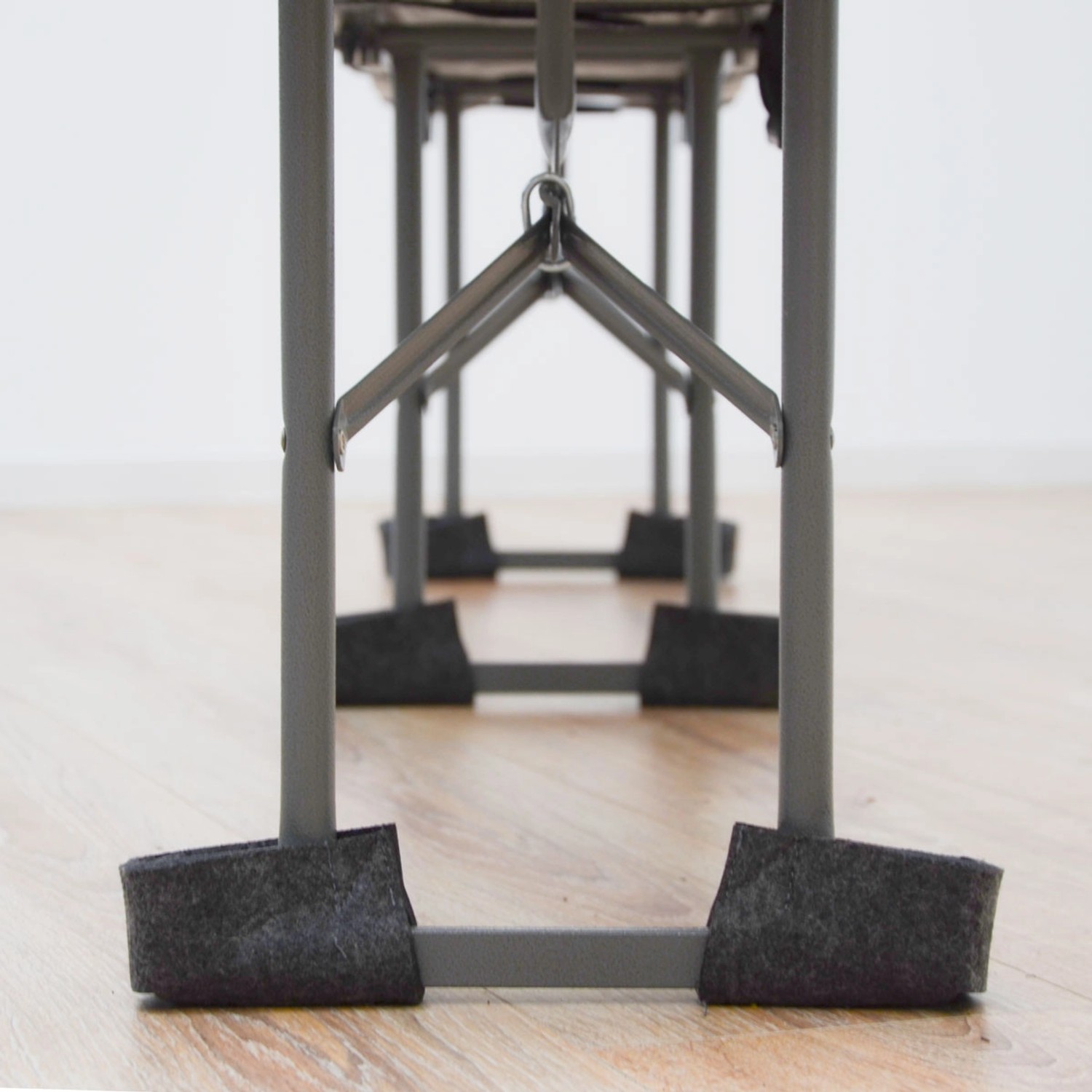 DuneDesign Filz Bodenschoner, 12er Set, grau, an Bierzeltgarnitur befestigt zum Schutz des Bodens.