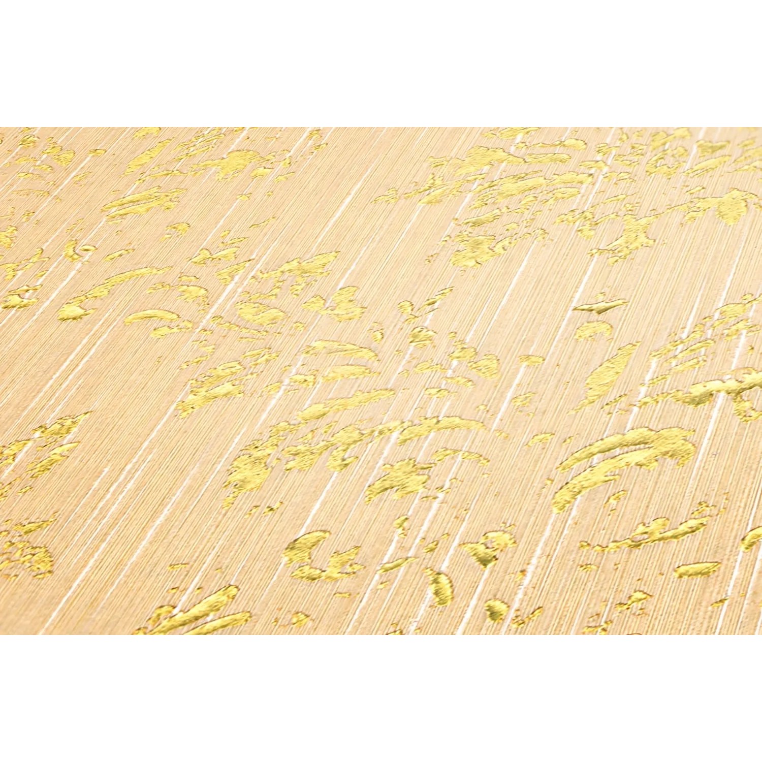 Barock Tapete in Creme und Gold mit schimmernden Ornamenten von PROFHOME.