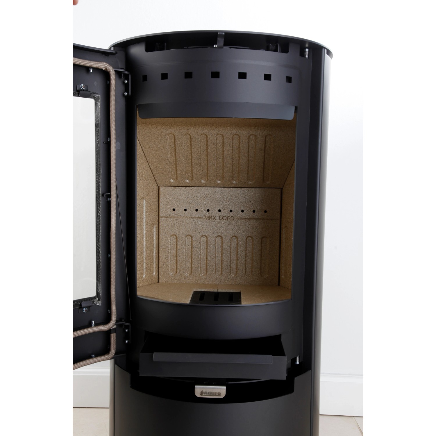 Schwarzer Aduro 9.3 Kaminofen aus Stahl, 6 kW, mit geöffneter Tür und Brennraum.
