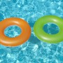 Bestway Schwimmringe Frosted, orange und grün, im Pool. Durchmesser 91 cm.