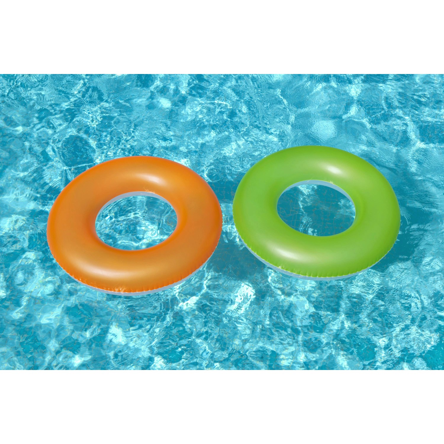 Bestway Schwimmringe Frosted, orange und grün, im Pool. Durchmesser 91 cm.