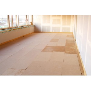 Verlegung von Steico Holzfaser Dämmplatten Base als Dämmung auf einem Boden im Innenraum.