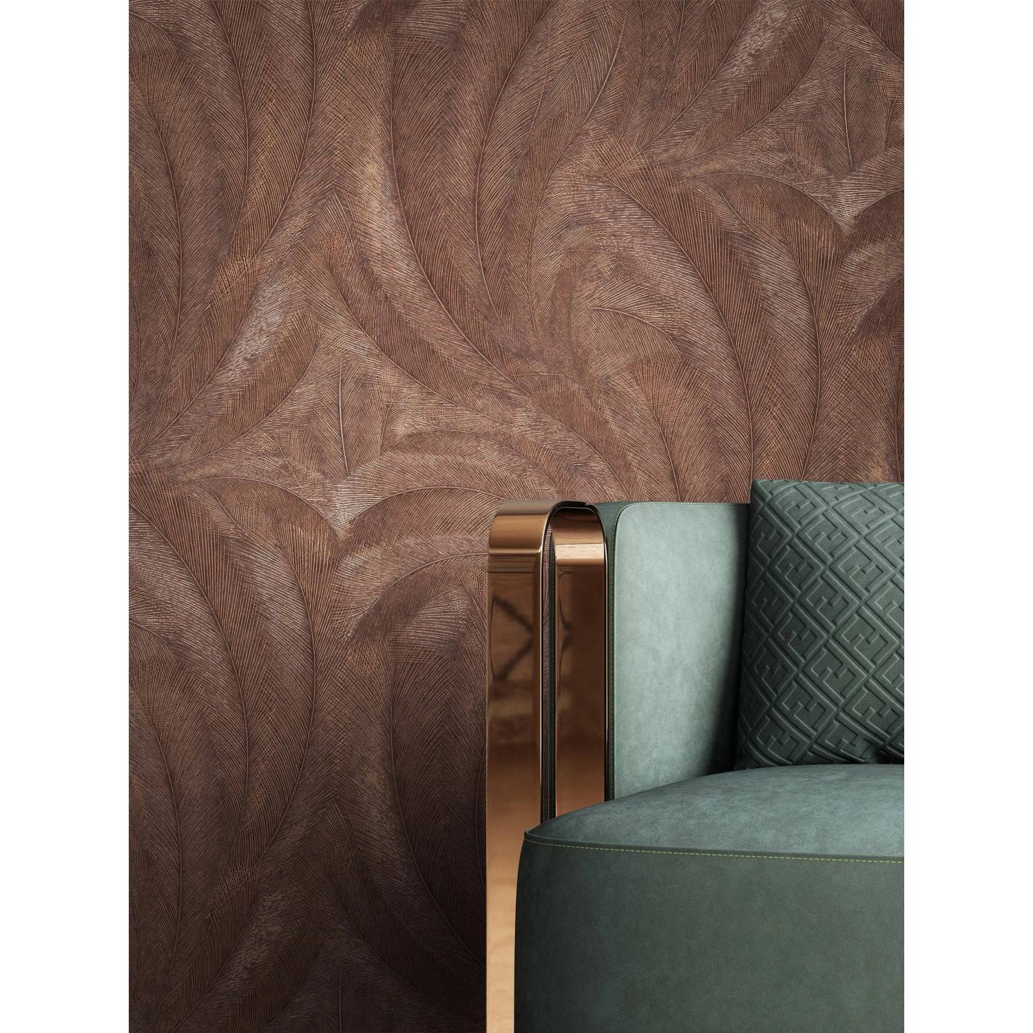 Newroom Vliestapete Savina Bronze mit Palmenmuster und Struktur neben einem Sessel.