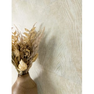 Beige Vliestapete in Holzoptik mit Struktur und Trockenblumen in Vase.