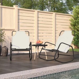 Zwei creme-farbene Furnicato Schaukelliegen aus Stahl und Textilene am Pool.
