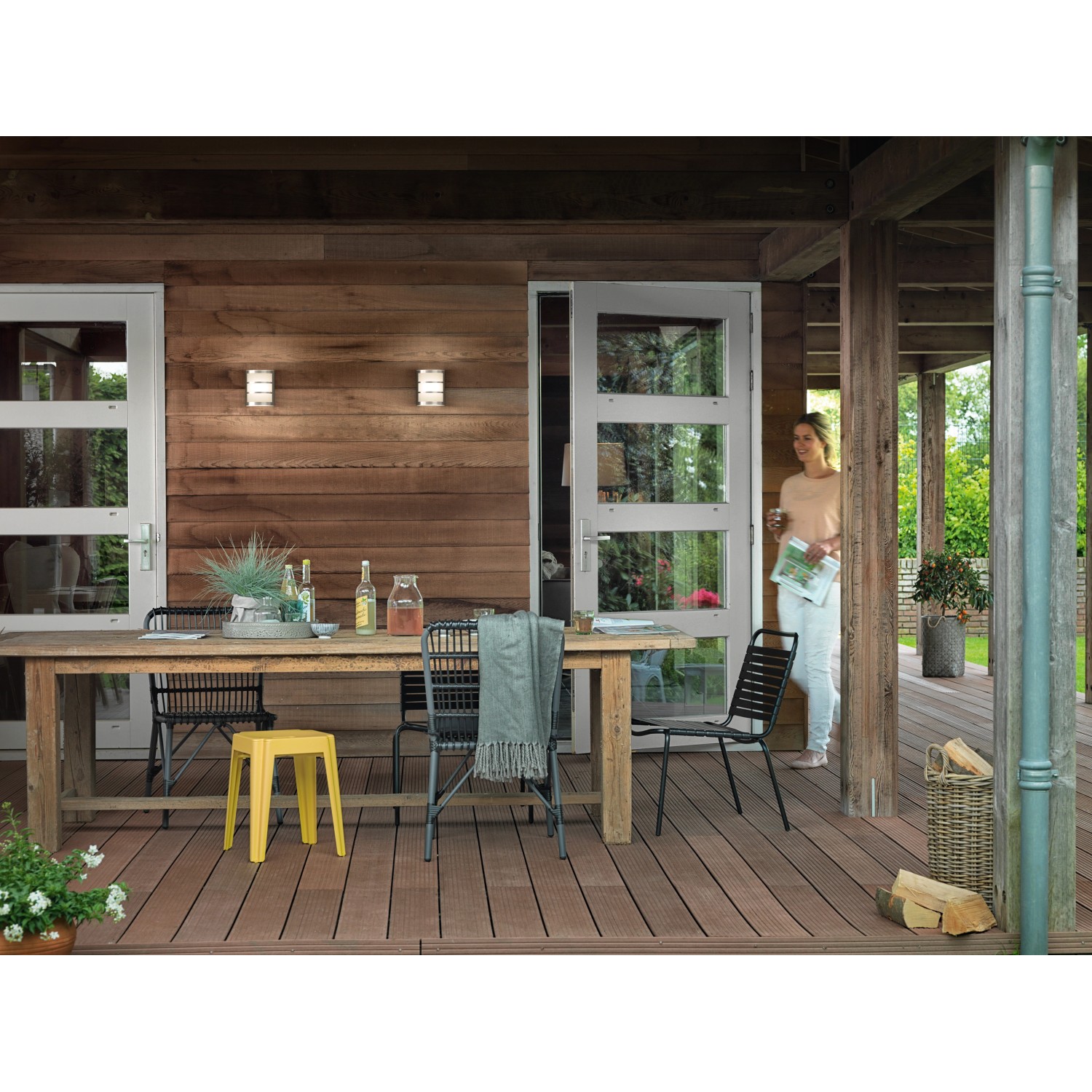 Philips LED-Außenwandleuchte Python aus Edelstahl an Holzhauswand.