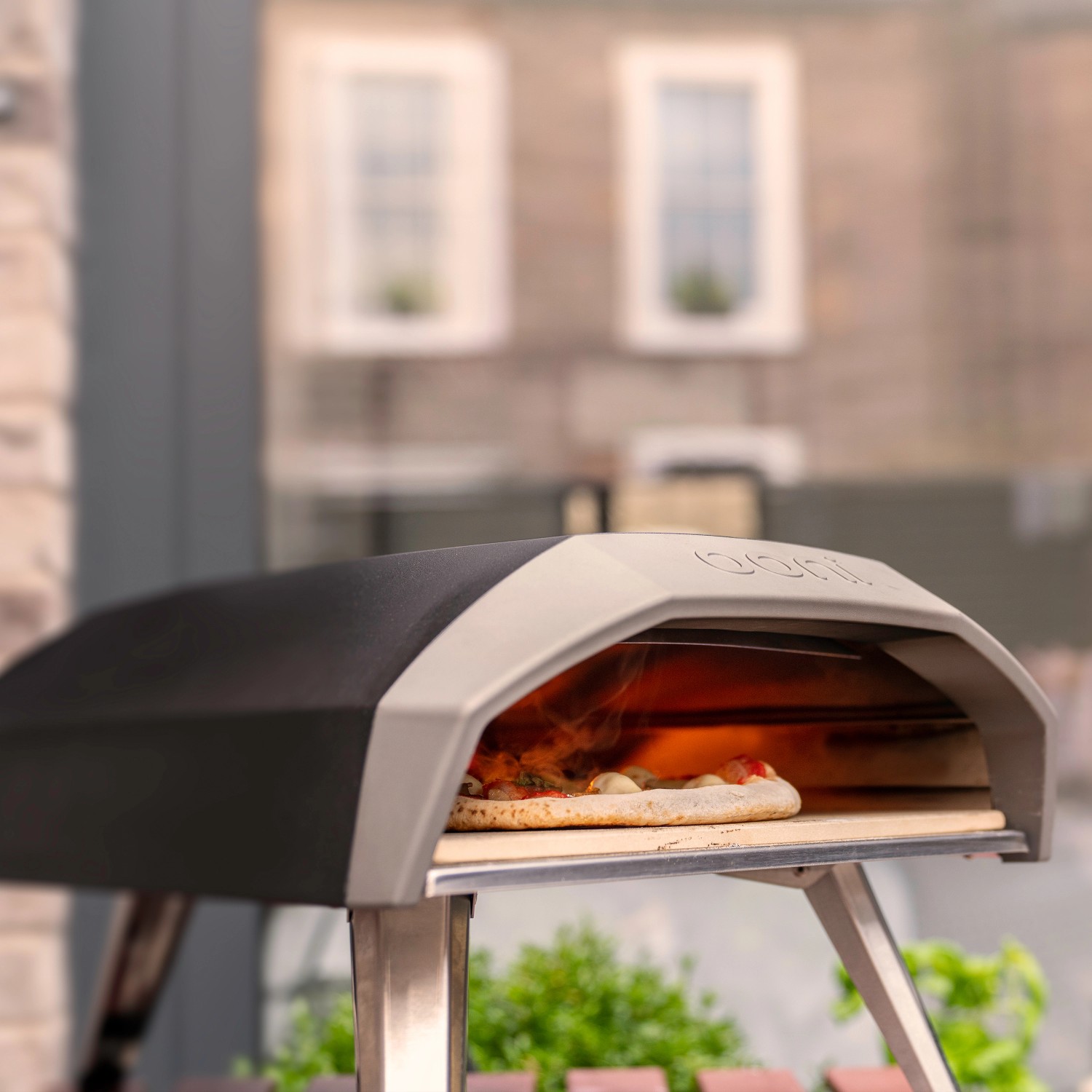 Ooni Koda 12 Gas-Pizzaofen mit Pizza im Ofen. Kompakter Gasgrill für leckere Pizza.