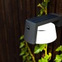 Moderne Lutec Solar-LED-Wandleuchte Moon in Anthrazit für den Außenbereich.