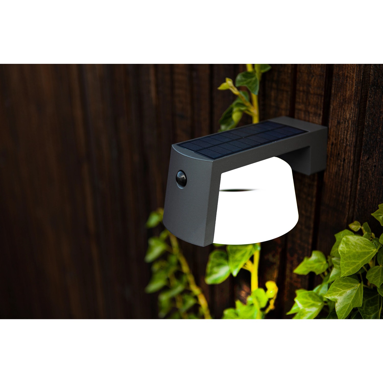 Moderne Lutec Solar-LED-Wandleuchte Moon in Anthrazit für den Außenbereich.