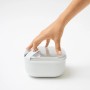 Weiße Rotho Frischhaltedose Ela 1 l mit Hand beim Verschließen. Vorratsdose für Küche.