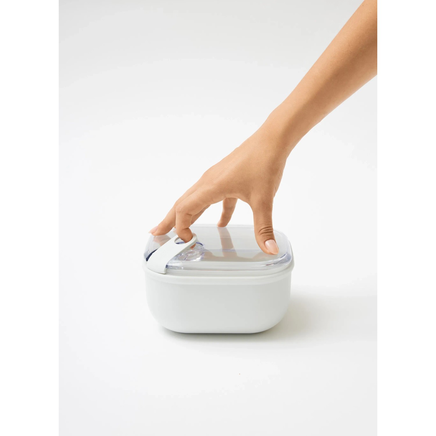 Weiße Rotho Frischhaltedose Ela 1 l mit Hand beim Verschließen. Vorratsdose für Küche.