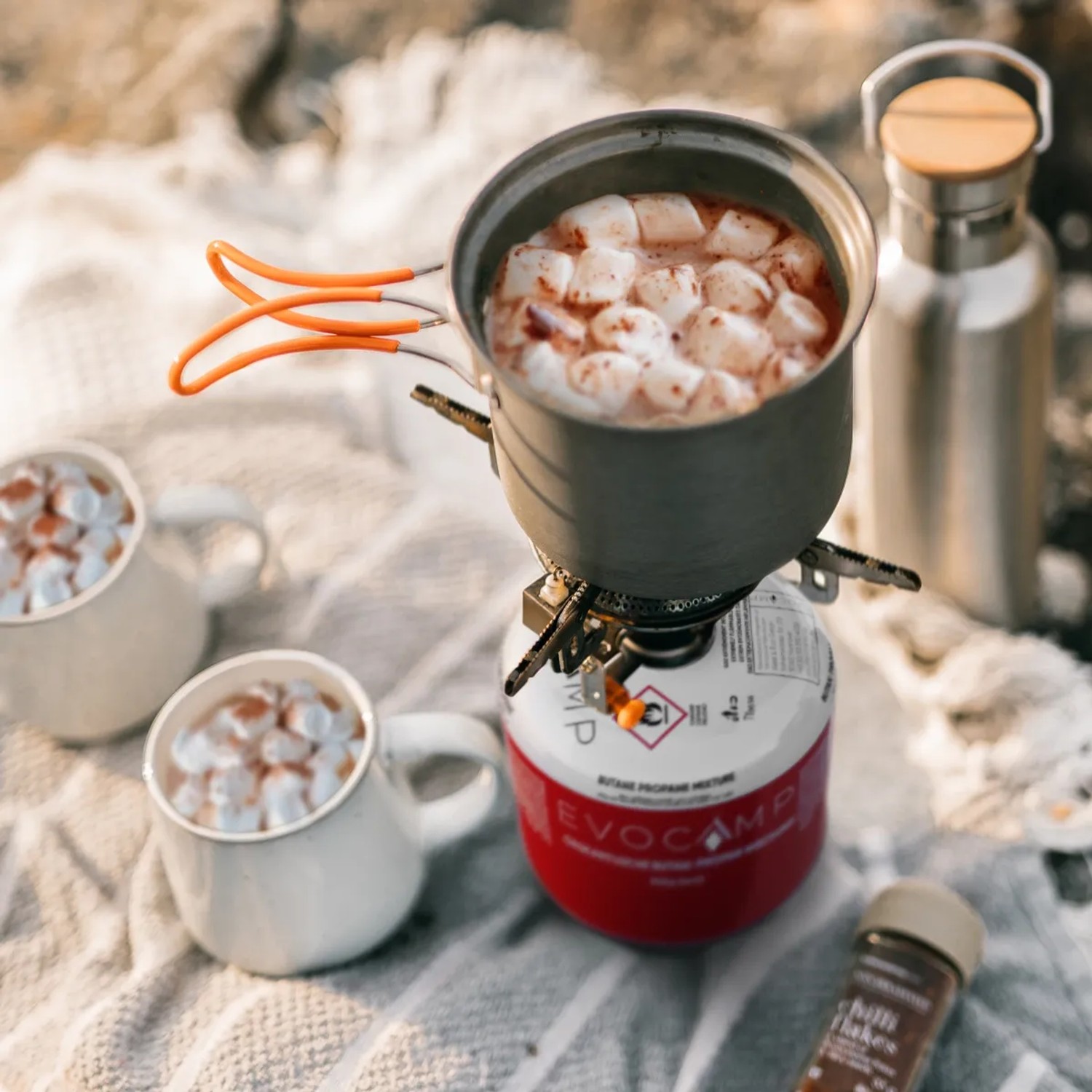 Evocamp Gaskartusche mit Gaskocher, Topf mit Marshmallows, Tassen und Gewürzen für Camping.