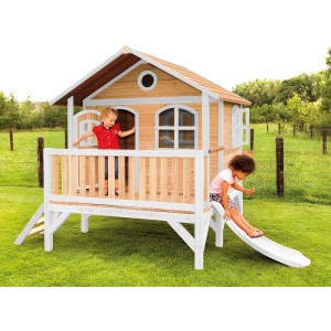 Axi Stef Spielhaus aus Holz in Braun-Weiß mit Rutsche und zwei spielenden Kindern im Garten.