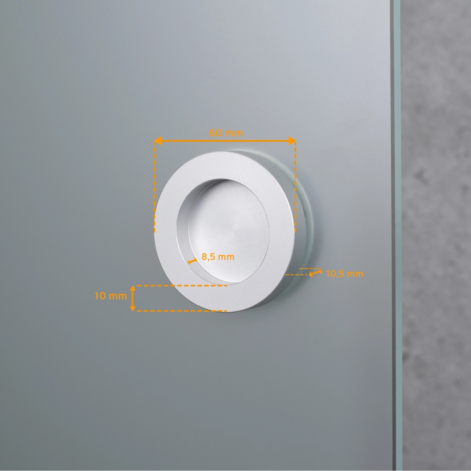 Detailaufnahme: Runde Griffmuschel aus Aluminium an satinierter Glasschiebetür mit Maßen.