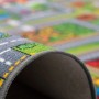 Detailaufnahme: Bunter Snapstyle Kinder Spielteppich Abenteuerland mit Straßenmuster.