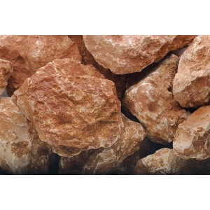 Nahaufnahme von Verona-Rotem Marmorbruch (50-100mm) als Zierkies für den Garten.