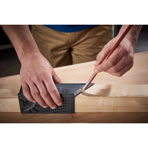 Wolfcraft 3D-Gehrungswinkel beim Anzeichnen auf Holz, ein nützliches Prüfwerkzeug.