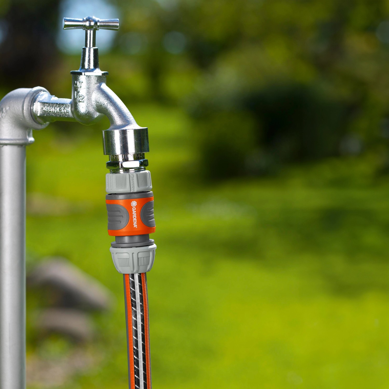 Gardena Schlauchverbinder-Satz (13-15mm) an Wasserhahn mit Schlauch. Kupplungen für Gartenbewässerung.