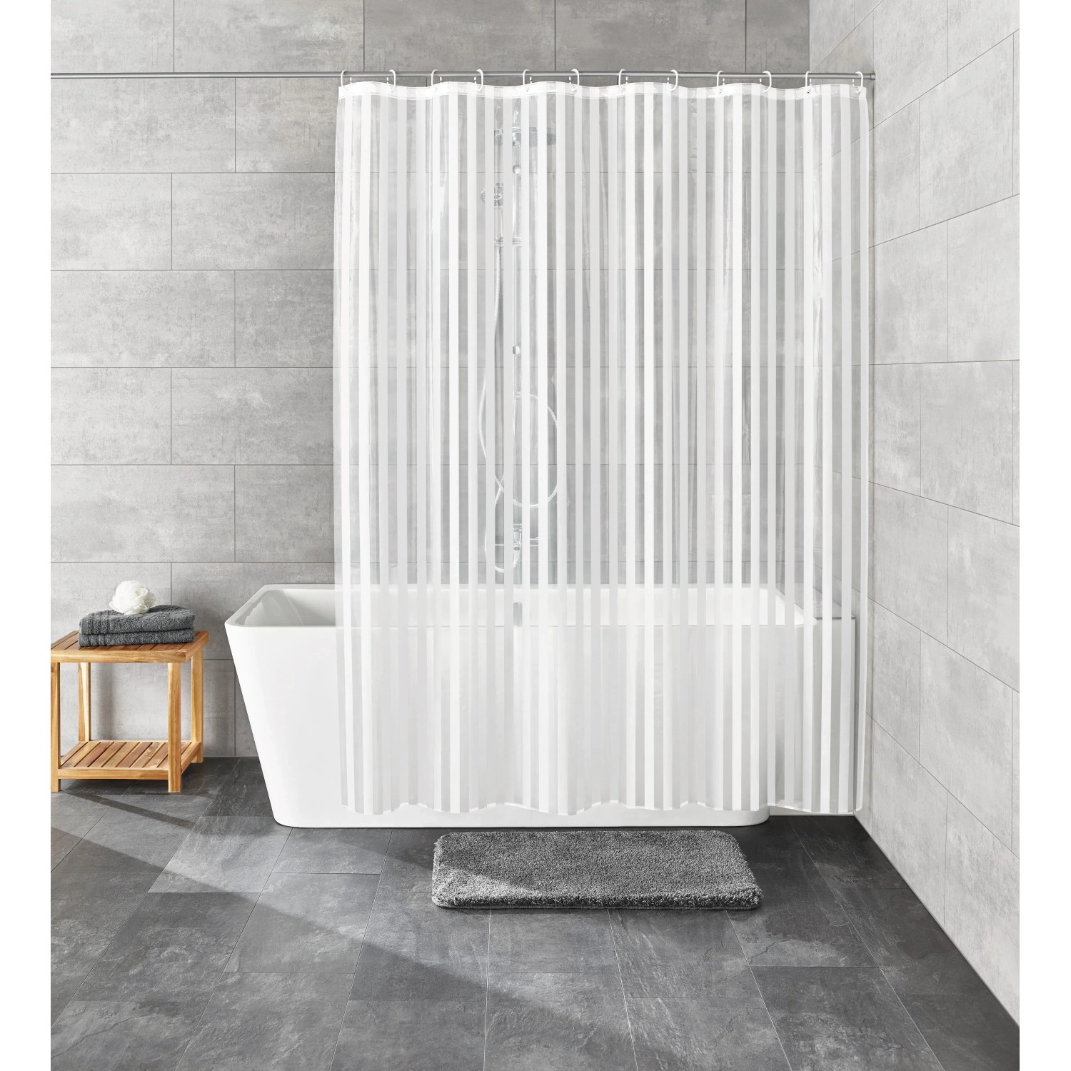 Kleine Wolke Duschvorhang Noa, 180x200 cm, weiß gestreift, vor Badewanne.