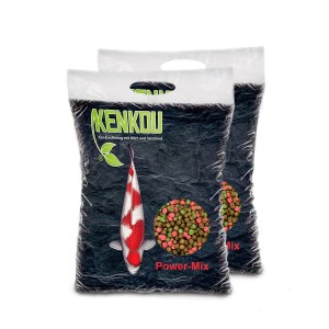 Zwei Säcke Kenkou Teichfutter Koi Power-Mix 6mm, 10kg mit Koi-Abbildung und Futterpellets.
