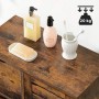 Detailaufnahme: Brauner Songmics Badezimmerschrank Hanis mit Seife, Lotion und Zahnbürsten.