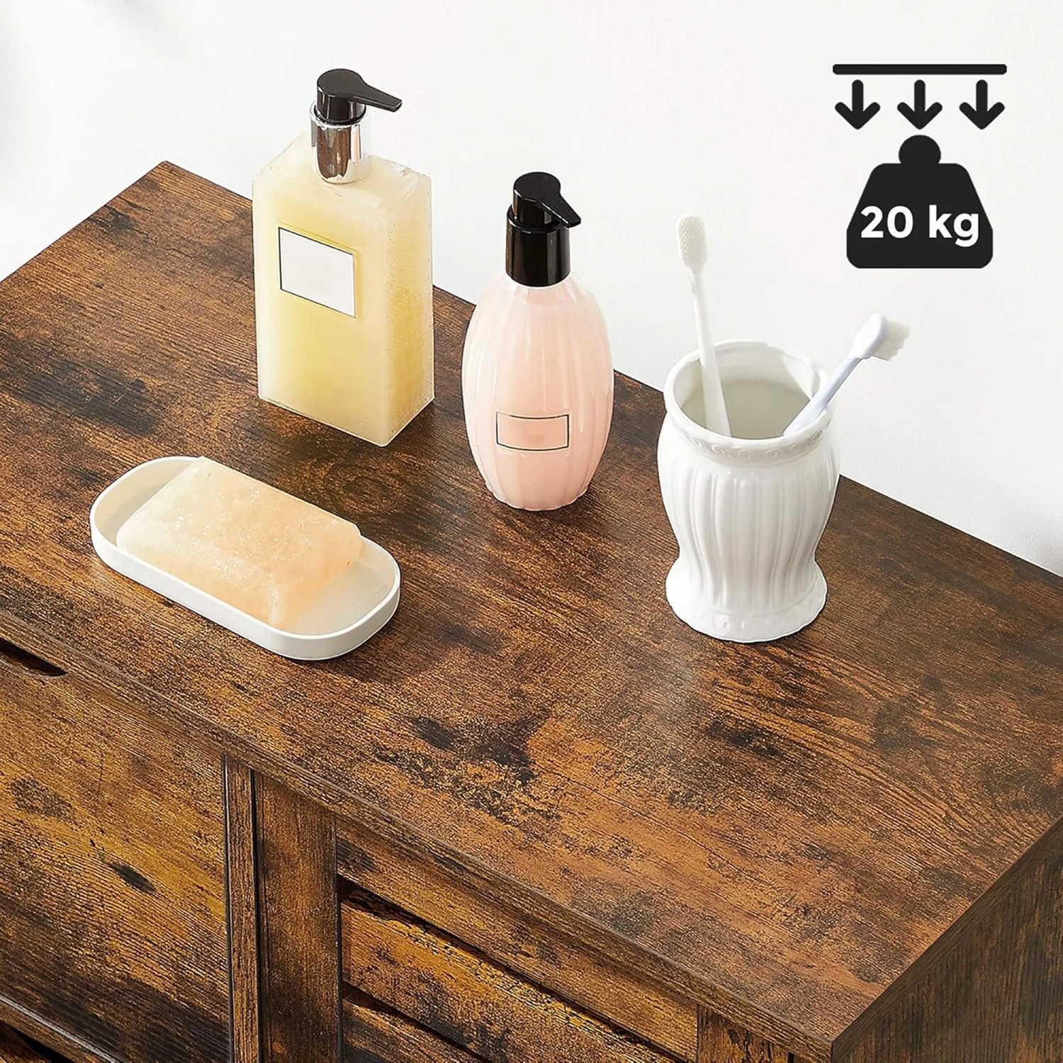 Detailaufnahme: Brauner Songmics Badezimmerschrank Hanis mit Seife, Lotion und Zahnbürsten.