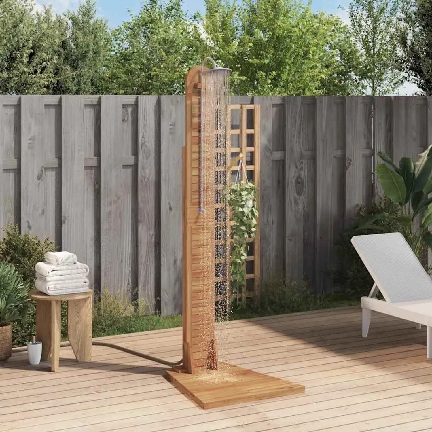 vidaXL Gartendusche aus Teakholz (70x75x204 cm) im Garten mit Wasserstrahl.