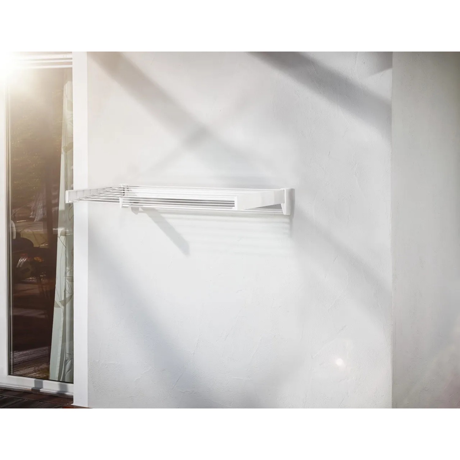 Leifheit Wandwäschetrockner Telegant 81 Protect Plus, ausgeklappt an weißer Wand.