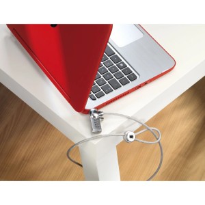Hama Laptopschloss Light Zahlenschloss am roten Laptop auf Tisch, Zubehör für Computer.