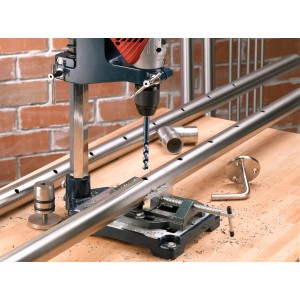 kwb HI-NOX Metallbohrer Set beim Bohren von Metall mit einer Bohrmaschine.