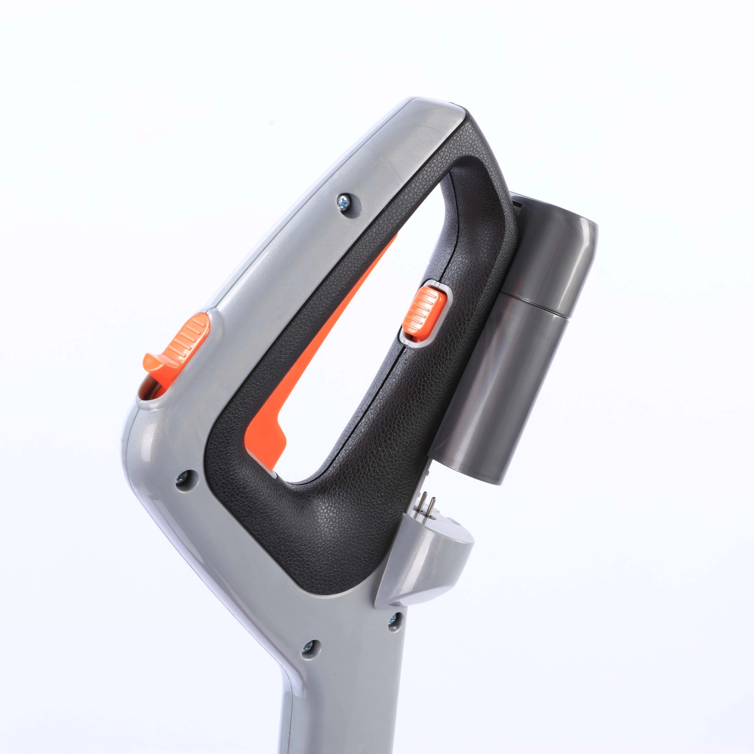 Detailaufnahme: Handgriff des Yard Force Akku-Handmähers iFlex mit Akku und Rasentrimmeraufsatz.