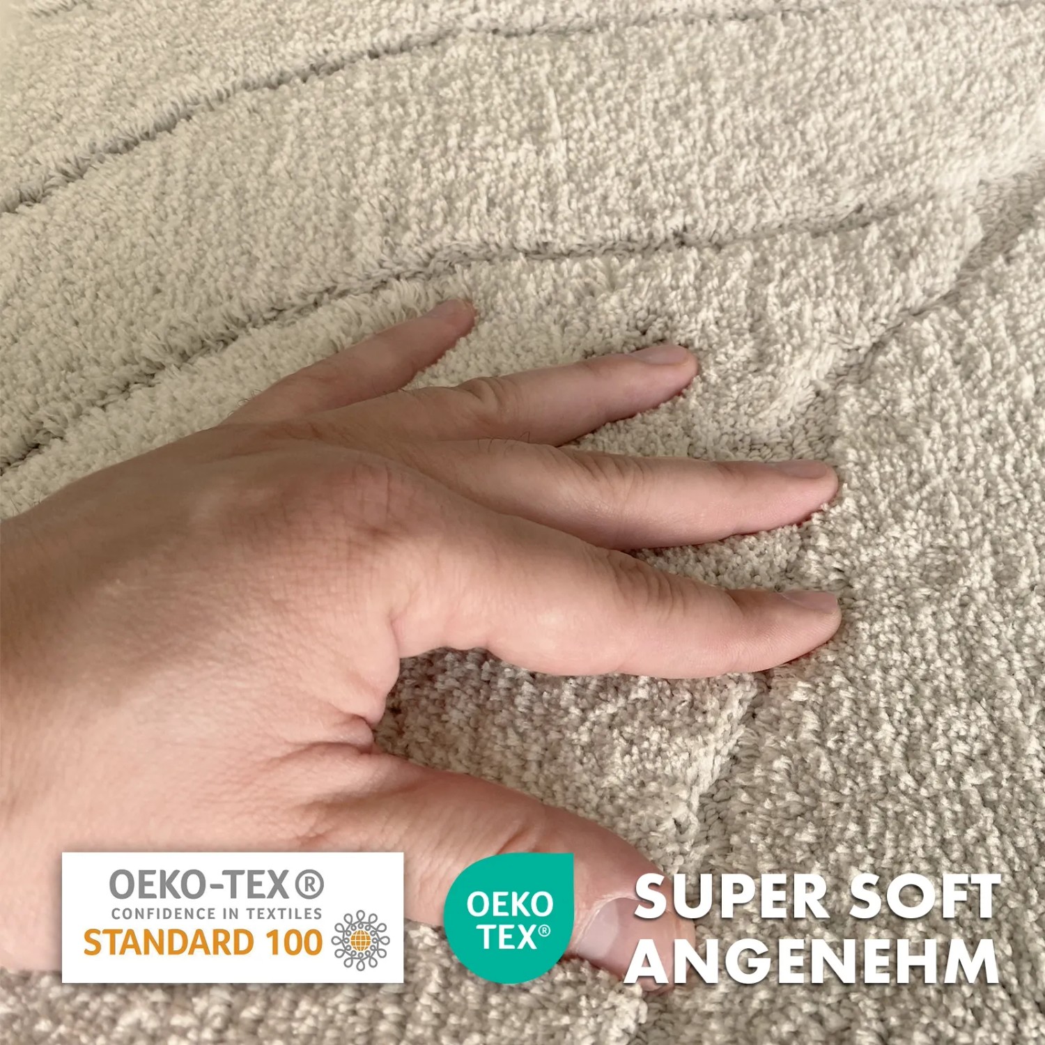 Karat Badematte Maris Ivory, 40x60cm, mit Hand zur Demonstration der weichen Blattstruktur.