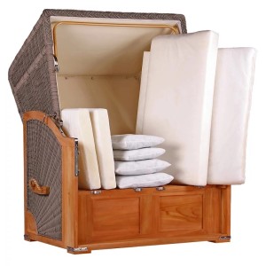 Geöffneter GarWoh Strandkorb Nordstrand Teak mit Polstern und Kissen in Grau.