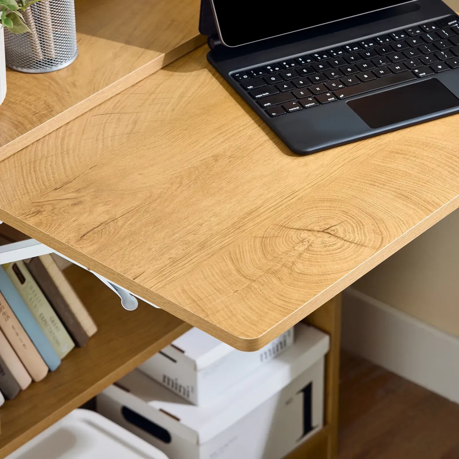 SoBuy Klapptisch Schreibtisch FWT92-N in Natur mit Laptop und Stauraum.