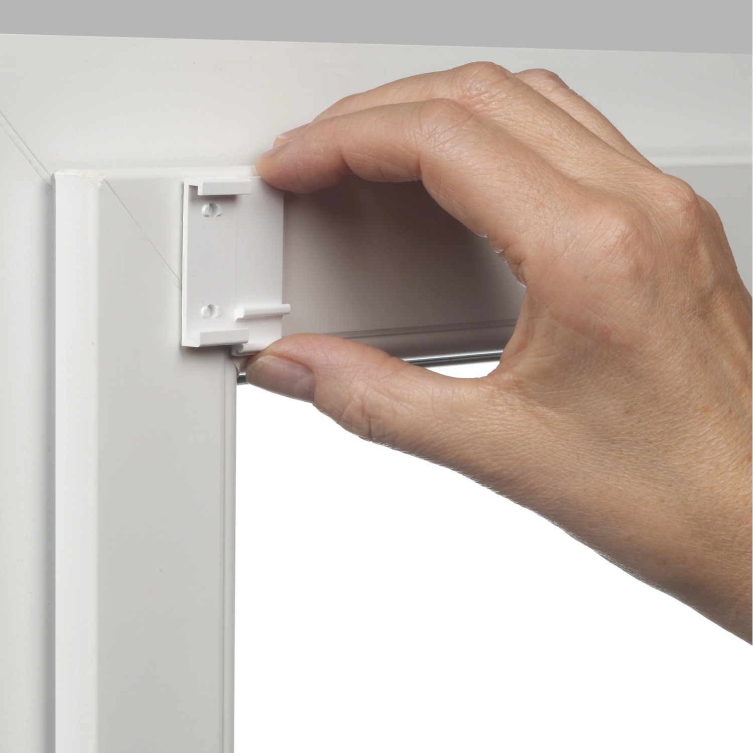 Montage des Gardinia Easyfix Doppelrollos (weiß) am Fensterrahmen.