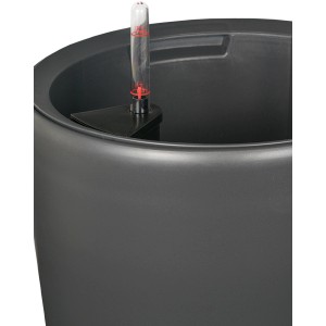 Detailaufnahme: Anthrazitfarbener Pflanzwerk® Pflanzkübel Pipe mit Wasserstandsanzeige.
