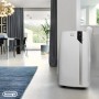 Mobiles DeLonghi Klimagerät Pinguino Extreme PAC EX93 im modernen Wohnraum.
