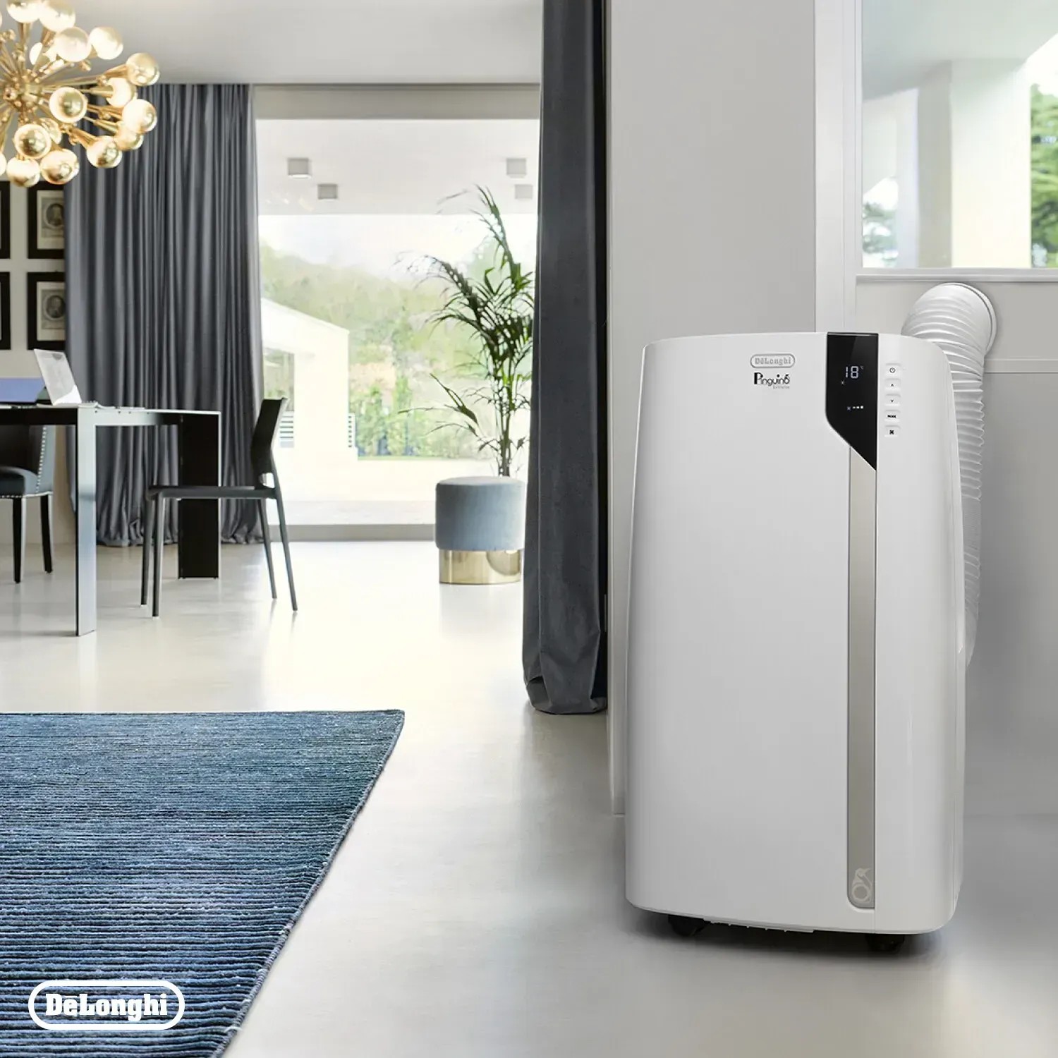 Mobiles DeLonghi Klimagerät Pinguino Extreme PAC EX93 im modernen Wohnraum.