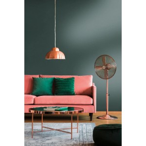 Wohnraum mit dunkelgrüner A.S. Création Vliestapete Uni, rosa Sofa und Kupfer-Akzenten.