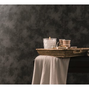 Vliestapete La Vie Uni Matt Schwarz an Wand, kombiniert mit Deko auf Tablett.