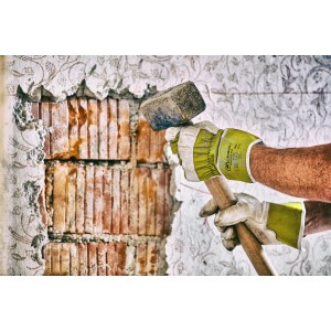 Gebol Arbeitshandschuhe Worker Pro, Größe 10.5 beim Abbruch einer Wand mit einem Hammer.