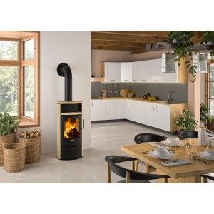 Justus Kaminofen Island 5 2.0 Sandstein, 5 kW, in Wohnraum-Szene mit Esstisch und Küche.