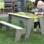 EXIT Aksent Sand-, Wasser- und Picknicktisch mit Kind beim Spielen im Garten.