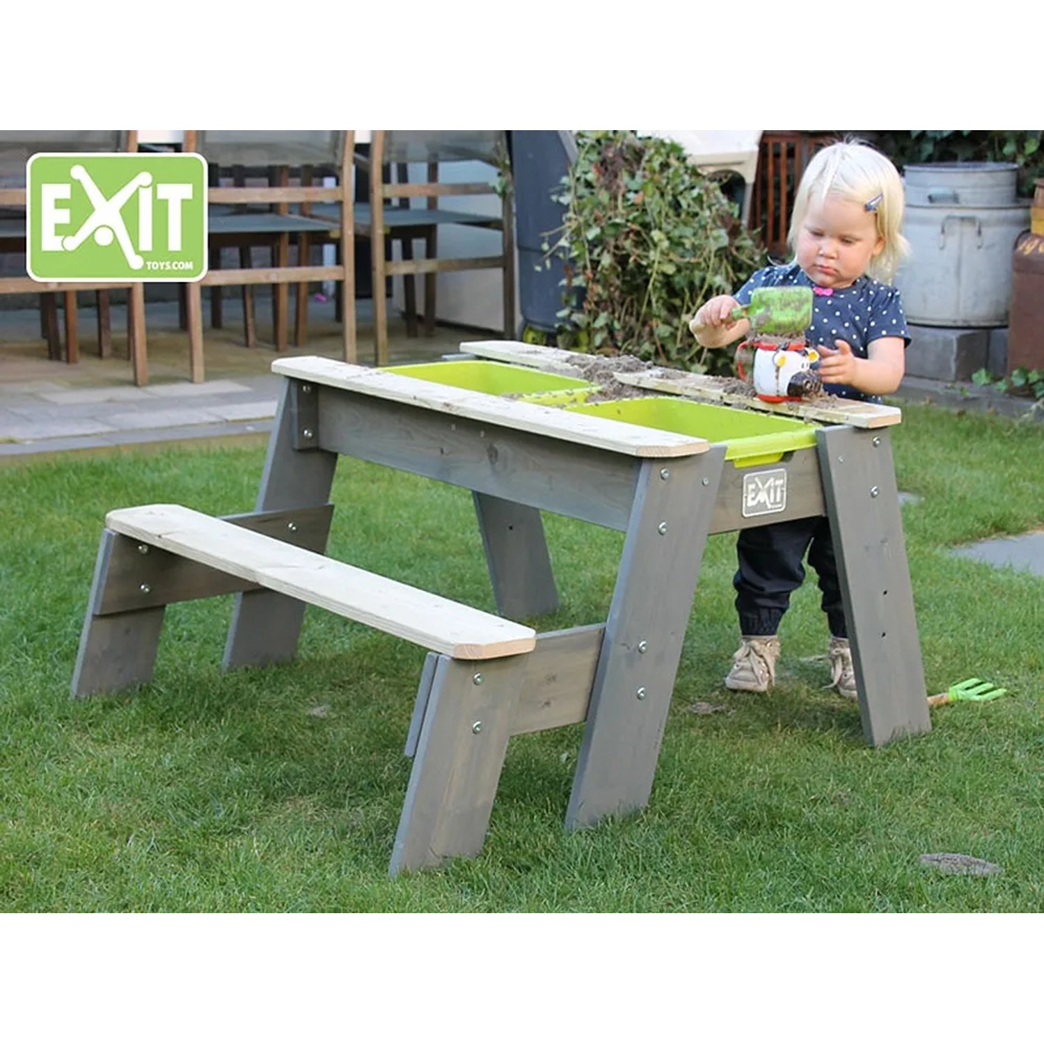 EXIT Aksent Sand-, Wasser- und Picknicktisch mit Kind beim Spielen im Garten.