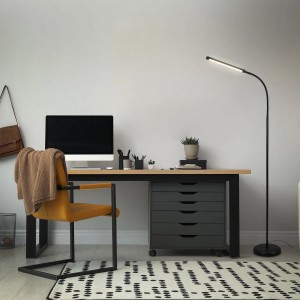 Brilo Stehleuchte Pivaz, dimmbar und schwenkbar, in Schwarz im Arbeitszimmer.